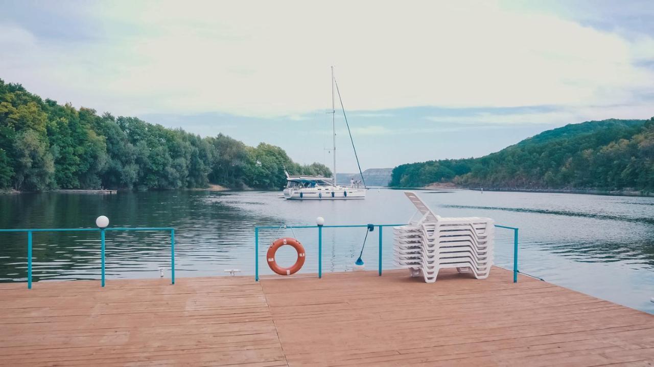 Hotel Yacht Club Mayak Dnistrivka Extérieur photo
